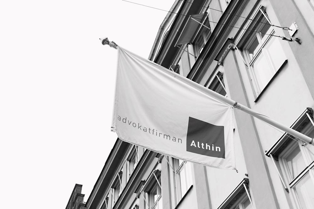 En flagga med Althins logga p&aring;