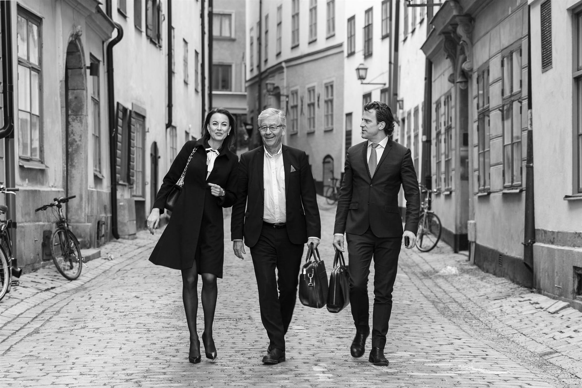 Tre medarbetare p&aring; Advokatfirman Althin p&aring; en gata i Gamla stan